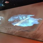 互動(dòng)投影墻如何通過光影技術(shù)營造沉浸體驗(yàn)空間