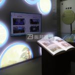 校史館設(shè)計(jì)方案中的虛擬翻書(shū)有哪些技術(shù)上的優(yōu)勢(shì)和特點(diǎn)？