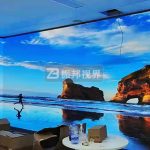 在實現(xiàn)展廳中的折幕投影制作方案時，需要準備哪些設(shè)備？