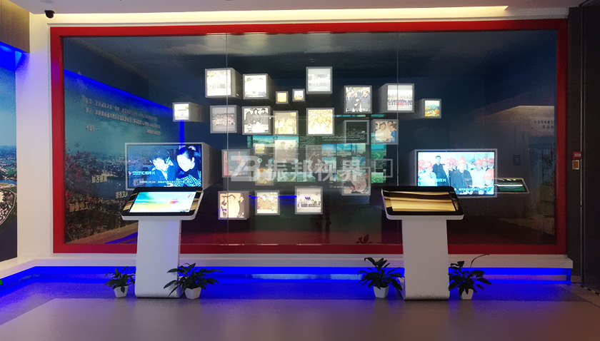 展廳中的多屏聯(lián)動系統(tǒng) 展廳中的多屏聯(lián)動系統(tǒng)