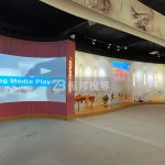 弧幕投影技術(shù)革新，打造沉浸式觀展新體驗。