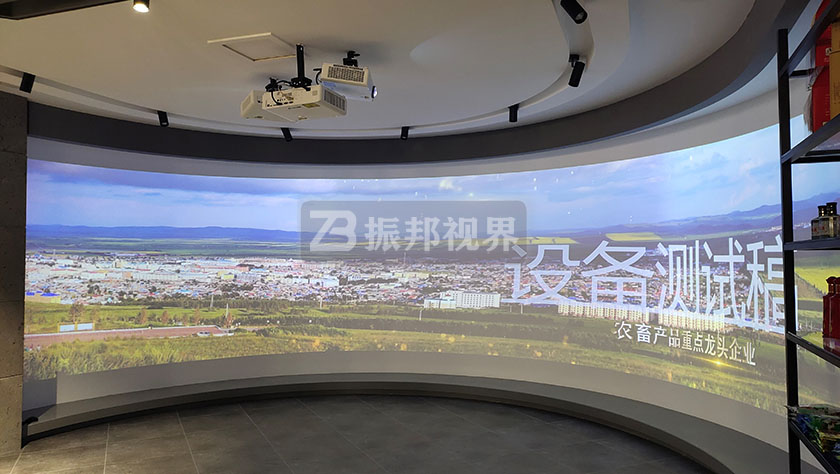 展廳中的多媒體互動(dòng)弧幕