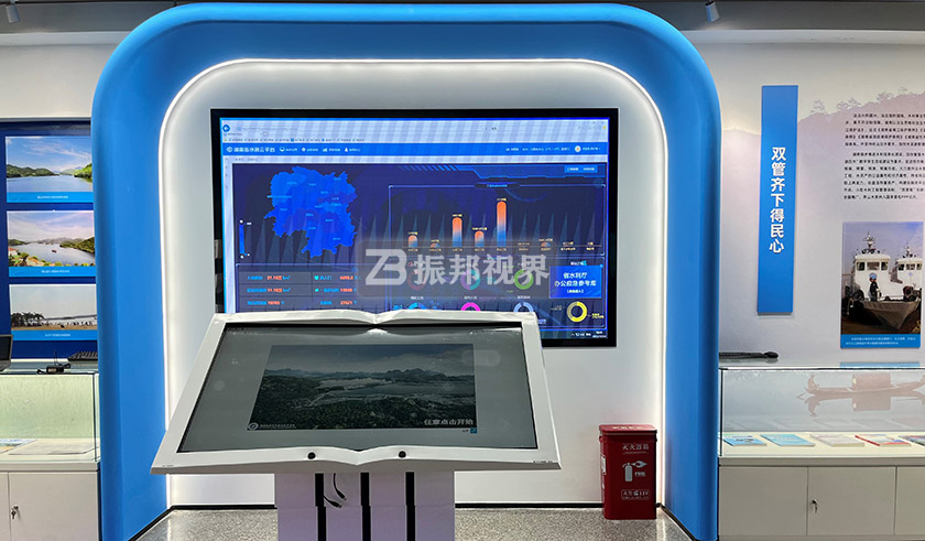 展廳內(nèi)的觸摸查詢一體機(jī) 展廳內(nèi)的觸摸查詢一體機(jī)