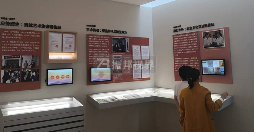 美術(shù)館展廳中互動式觸摸屏 美術(shù)館展廳中互動式觸摸屏