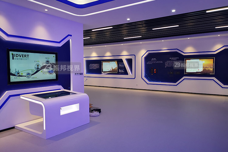 展廳中雙屏聯(lián)動展示設(shè)備