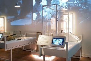 在構建醫(yī)院院史館中，何種創(chuàng)新設計方案能夠彰顯醫(yī)院特色與傳承？