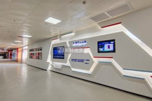 多媒體互動豐富紅色文化館的展示形式，拓展了其內(nèi)涵的詮釋維度。