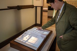 智能展廳必備方案：電子翻書技術(shù)+多場景一體機(jī)聯(lián)動(dòng)解決方案！