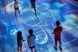 通過感應(yīng)地面與數(shù)字投影融合，讓普通路面轉(zhuǎn)變?yōu)閯討B(tài)沉浸式空間。