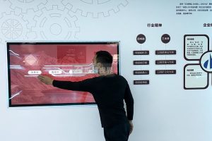 哪些交互裝置能提升公司展廳的科技感與用戶體驗(yàn)？方案如何落地？
