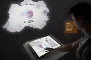 擔(dān)心展廳互動(dòng)裝置體驗(yàn)不佳？看體感翻書如何實(shí)現(xiàn)自然揮手翻頁(yè)。